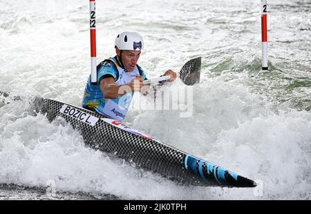 Augsburg, Deutschland. 29.. Juli 2022. Kanu/Slalom: Weltmeisterschaft, Kanu-Single, Heats, Männer. Luka Bozic aus Slowenien startet in der Vorhitze 1. im Eiskanal. Quelle: Angelika Warmuth/dpa/Alamy Live News Stockfoto