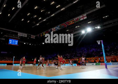 Ein allgemeiner Blick auf die Joelisa Cooper aus Trinidad und Tobago wird während des Pool B Netball-Spiels zwischen England und Trinidad und Tobago im NEC am ersten Tag der Commonwealth Games 2022 in Birmingham in Aktion gesehen. Bilddatum: Freitag, 29. Juli 2022. Stockfoto