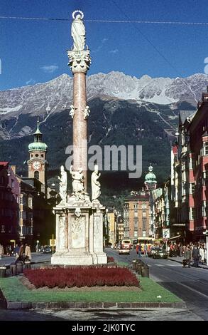 Im Stadtzentrum von Innsbruck. St. Annes Säule in der Maria-Theresien-Straße und der Nordkette in den Karwendelalpen. Tirol, Österreich, 1970/1980s Stockfoto