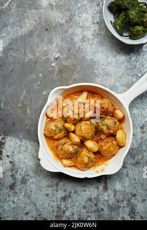 Fleischbällchen in Tomatensauce gekocht Stockfoto