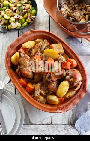 Putenbeine mit Gemüse in einem römischen Topf gebacken Stockfoto