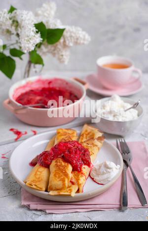 Frühlingscrepes mit Quark und gebackenem Rhabarber Stockfoto