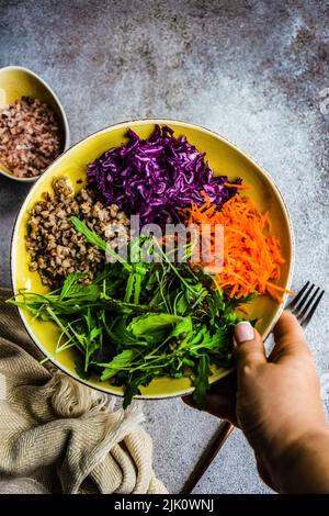 Gesunde Ernährung zum Abnehmen mit Salatblätter mischen und rohes Gemüse Stockfoto