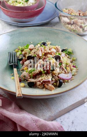 Salat mit Quinoa, Huhn, getrockneten Tomaten und Mais Stockfoto