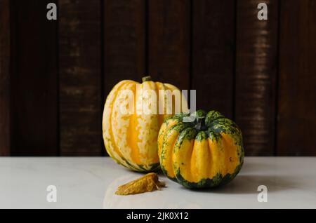 Zwei kleine Kürbisse Stockfoto