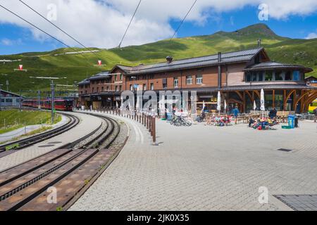 Hiling nach Wengen von kleine Scheidegg im Berner Oberland der Schweiz Stockfoto