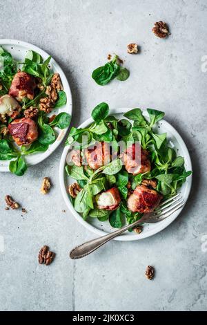 Lammsalat mit Ziegenkäse, eingewickelt in Speck und Walnüssen Stockfoto