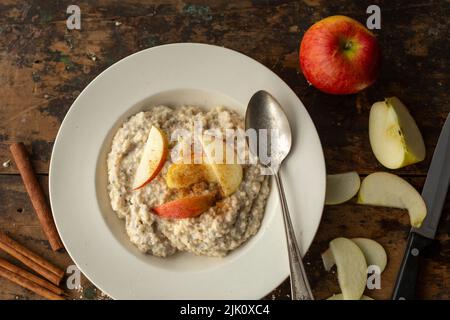 Zimtbrei mit Chiasamen und Apfel Stockfoto