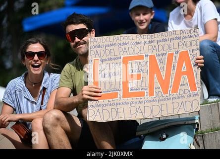 Augsburg, Deutschland. 29.. Juli 2022. Kanu/Slalom: Weltmeisterschaft, Kanu-Single, Heats, Männer. Fans der deutschen Starterin Elena Lilik heben ein Schild am Eiskanal. Quelle: Angelika Warmuth/dpa/Alamy Live News Stockfoto
