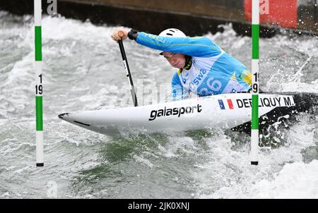 Augsburg, Deutschland. 29.. Juli 2022. Kanu/Slalom: Weltmeisterschaft, Kanu-Single, Vorläufe, Männer. Der Franzose Mewen Deblicky konkurriert in der Vorhitze 1. im Eiskanal. Quelle: Angelika Warmuth/dpa/Alamy Live News Stockfoto