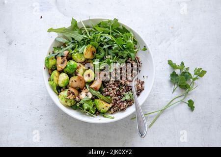 Pilze und Rosenkohl Pfanne mit Quinoa Stockfoto