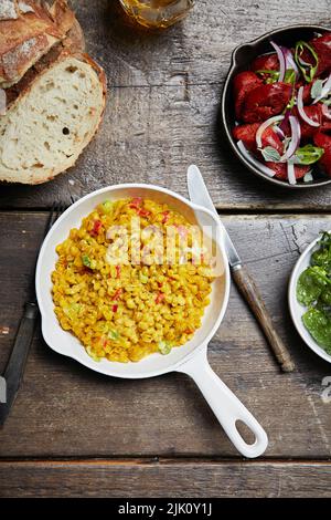 Farro-Korn-Gericht in einer Pfanne mit Chorizo-Beilage Stockfoto