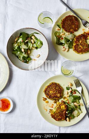 Thailändische Maisbrühe mit Gurkensalat und Chilisauce Stockfoto