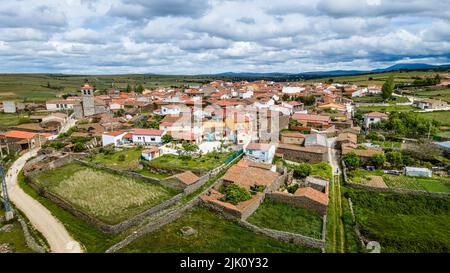 Panorama der alten Steinstadt mit alten Häusern und engen Gassen. Avila Spanien. Stockfoto