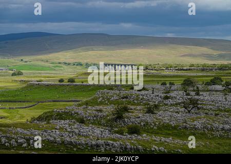 Ribblehead Viadukt vom Kalksteinpflaster, Southerscales Fell, Ingleborough, Ingleton, North Yorkshire, England Stockfoto