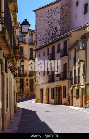 Straße einer Altstadt mit Steinhäusern und einer engen Gasse. Sepulveda Segovia Spanien. Stockfoto