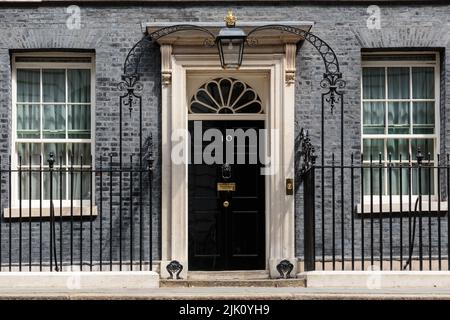 Berühmte schwarze Tür an der Nummer 10 Downing Street, London, Großbritannien Stockfoto