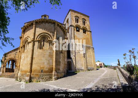 Alte romanische Kirche mit ihrem Glockenturm und dem sonnigen blauen Himmel. Sepulveda. Stockfoto