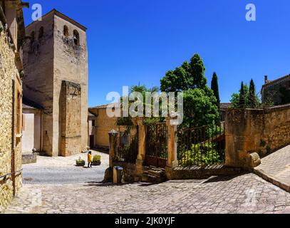 Enge Altstadt Straße und Frau zu Fuß neben einem öffentlichen Garten. Sepulveda Castilla. Stockfoto