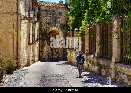 Enge Altstadt Straße und Frau zu Fuß neben einem öffentlichen Garten. Sepulveda. Castilla. Stockfoto