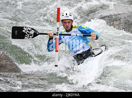 Augsburg, Deutschland. 29.. Juli 2022. Kanu/Slalom: Weltmeisterschaft, Kanu-Single, Heats, Männer. Die französische Mewen Deblicky konkurriert bei der Vorhitze 1. im Eiskanal. Quelle: Angelika Warmuth/dpa/Alamy Live News Stockfoto
