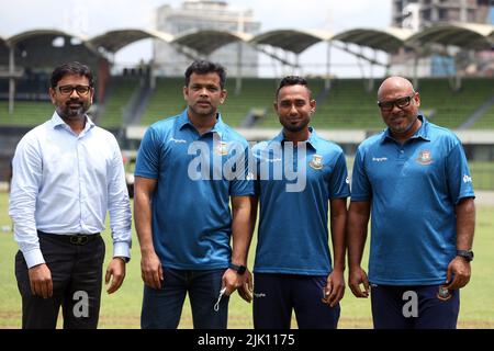 Von links BCB Media Chairman Tanvir Ahmed Titu, Selector Abdur Razzak, Ein Teamkapitän Mohammad Mithun und Coach Mizanur Rahman Babul bei SBNCS, <irpur, Stockfoto