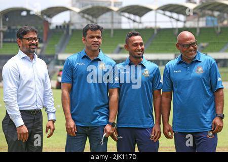 Von links BCB Media Chairman Tanvir Ahmed Titu, Selector Abdur Razzak, Ein Teamkapitän Mohammad Mithun und Coach Mizanur Rahman Babul bei SBNCS, <irpur, Stockfoto