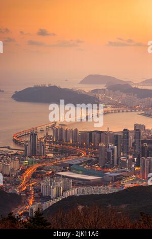 Skyline von Busan, Südkorea von oben in der Abenddämmerung. Stockfoto