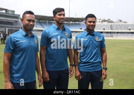 Von links Ein Teamkapitän Mohammad Mithun, Soumya Sarkar und Sabbir Hossain bei SBNCS, Mirpur, Dhakak, Bangkadesh Stockfoto