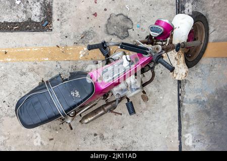 Altes Motorrad auf der Straße geparkt, Draufsicht Stockfoto