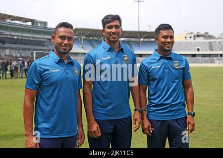 Von links Ein Teamkapitän Mohammad Mithun, Soumya Sarkar und Sabbir Hossain bei SBNCS, Mirpur, Dhakak, Bangkadesh Stockfoto