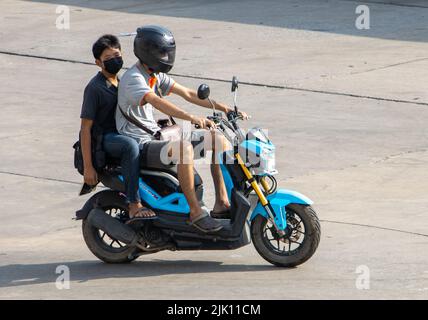 SAMUT PRAKAN, THAILAND, APR 15 2022, Ein Motorradfahrer nimmt einen Jungen auf ein Motorrad Stockfoto