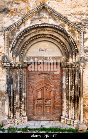 Gotisches Portal der Kirche San Francesco d'Assisi, Loreto Aprutino, Italien Stockfoto