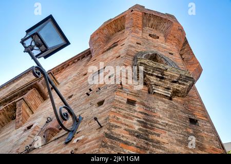 Blick auf das kleine Schloss Amorotti (heute Ölmuseum), Loreto Aprutino, Italien Stockfoto