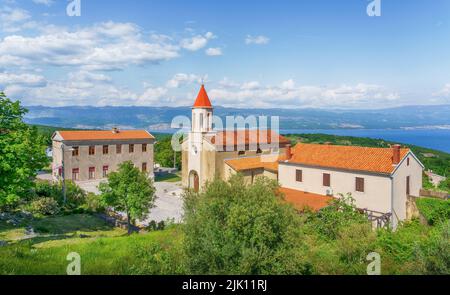 Landschaft mit Kirche des Hl. Hieronymus, Stadt Risika, Insel Krk, Kroatien Stockfoto