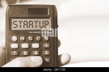 Word-Startup auf Rechner-Display, Strandlandschaft. Neues Geschäftskonzept. Stockfoto