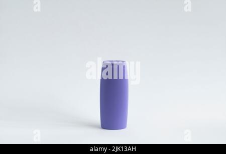 Violette Plastikflasche mit Körperpflege- und Schönheitsprodukten. Studio-Fotografie von Plastikflasche für Shampoo, Duschgel, Creme isoliert auf weiß Stockfoto