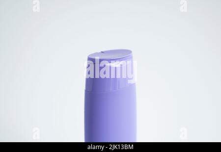 Violette Plastikflasche mit Körperpflege- und Schönheitsprodukten. Studio-Fotografie von Plastikflasche für Shampoo, Duschgel, Creme isoliert auf weiß Stockfoto