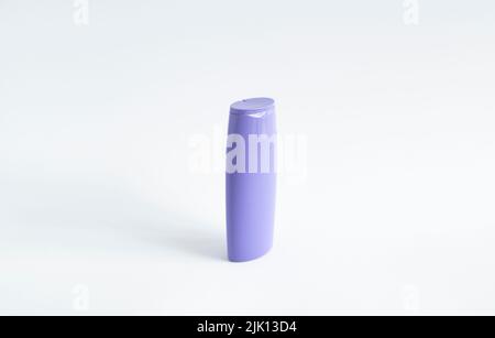 Violette Plastikflasche mit Körperpflege- und Schönheitsprodukten. Studio-Fotografie von Plastikflasche für Shampoo, Duschgel, Creme isoliert auf weiß Stockfoto