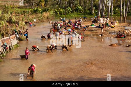 Dorfbewohner, die nach Diamanten schwenken, Ilakaka, Madagaskar, Afrika Stockfoto