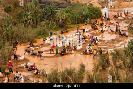 Dorfbewohner, die nach Diamanten schwenken, Ilakaka, Madagaskar, Afrika Stockfoto