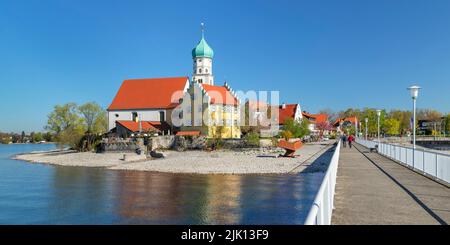 St. Georg Kirche und Schloss auf Halbinsel, Wasserburg, Bodensee, Schwaben, Bayern, Deutschland, Europa Stockfoto