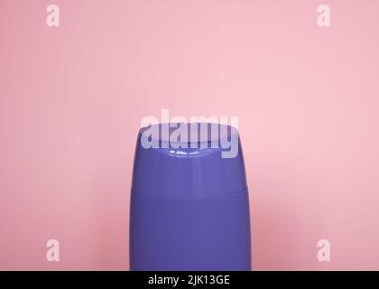 Violette Plastikflasche mit Körperpflege- und Schönheitsprodukten. Studio-Fotografie von Plastikflasche für Shampoo, Duschgel, Creme isoliert auf rosa Stockfoto