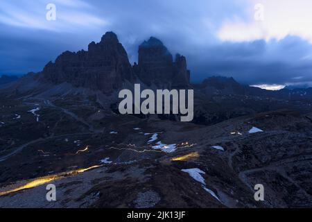 Wolken in der Abenddämmerung am nebligen Himmel über den majestätischen Felsen von Tre Cime di Lavaredo, Dolomiten, Südtirol, Italien, Europa Stockfoto