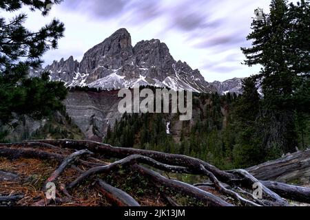 Sass De Putia Gipfel unter bewölktem Himmel, Blick aus wilden Wäldern auf den Pass Delle Erbe (Wurzjoch), Dolomiten, Südtirol, Italien, Europa Stockfoto