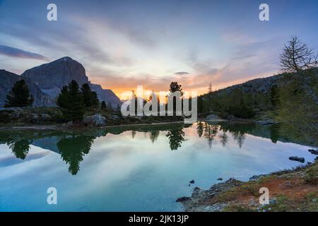 Ursprünglicher Limidensee bei Sonnenaufgang mit Tofana di Rozes im Hintergrund, Dolomiten, Cortina d'Ampezzo, Provinz Belluno, Venetien, Italien, Europa Stockfoto