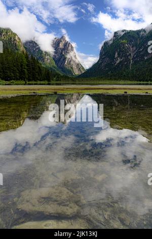 Klares Wasser des Toblacher Sees im Frühling, Dolomiten, Pustertal, Provinz Bozen, Südtirol, Italien, Europa Stockfoto