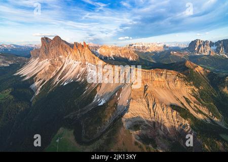 Luftaufnahme der Geisler Gruppe, Seceda, Sella und Langkofel bei Sonnenuntergang, Dolomiten, Südtirol, Italien, Europa Stockfoto