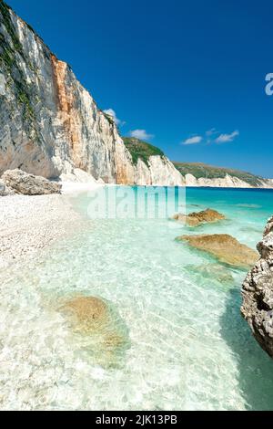 Klarer Sommerhimmel über dem türkisfarbenen Meer am Fteri Beach, Kefalonia, Ionische Inseln, griechische Inseln, Griechenland, Europa Stockfoto