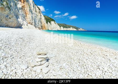 Helle Sonne auf weißen Kieselsteinen des Fteri Beach, die vom türkisfarbenen Meer gewaschen werden, Kefalonia, Ionische Inseln, griechische Inseln, Griechenland, Europa Stockfoto